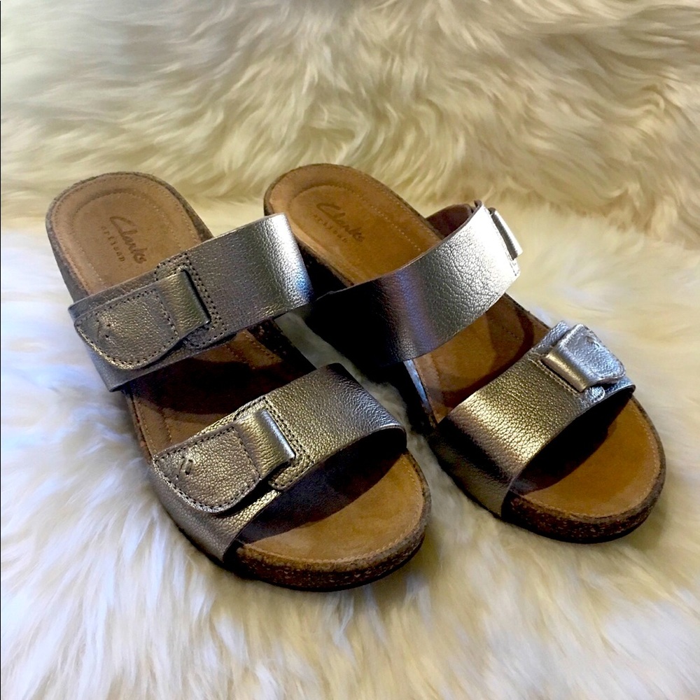 NIB! Clarks “Temira East” NIB size 8M Gold
